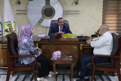 عميد كلية الإعلام في الجامعة العراقية يستقبل عددا من المواطنين والموظفين في مكتبه للاستماع الى طلباتهم و المساهمة بحلها