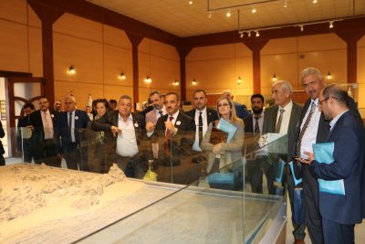 المتحف الإسلامي يستقبل الوفد المشارك في المؤتمر العلمي الدولي الثاني لكلية الإعلام في الجامعة العراقية